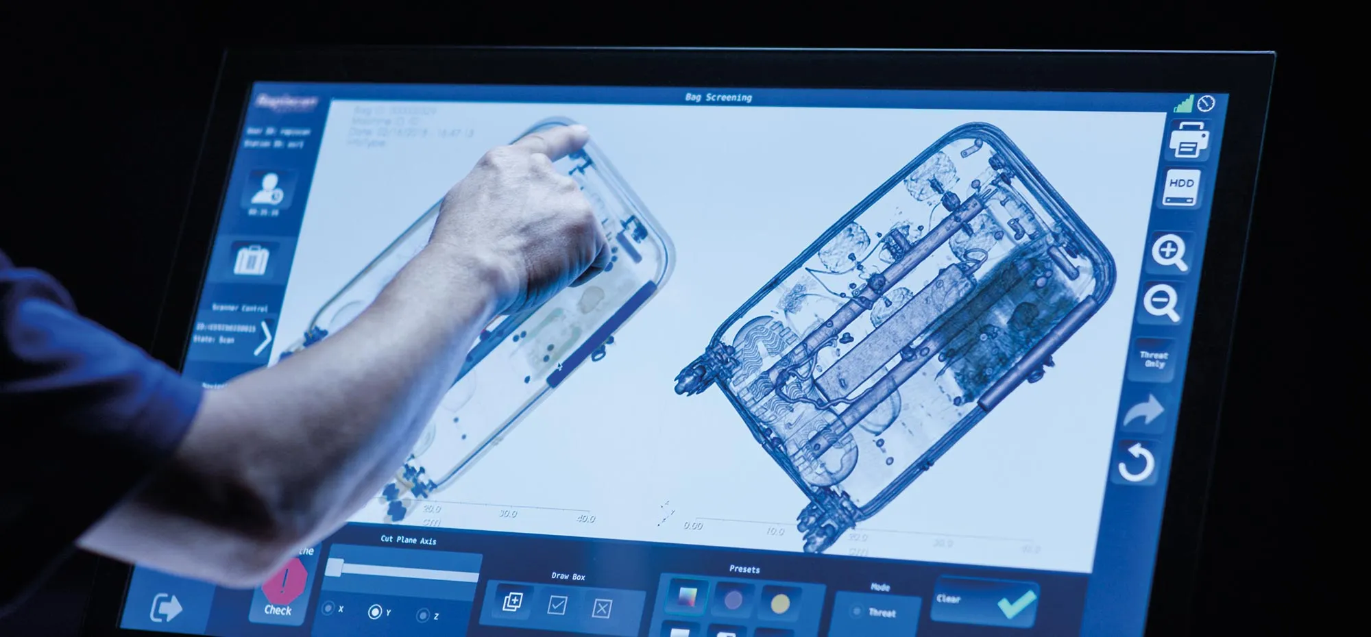 Operador revisando en la pantalla del Rapiscan 920CT la imagen de rayos X de una maleta